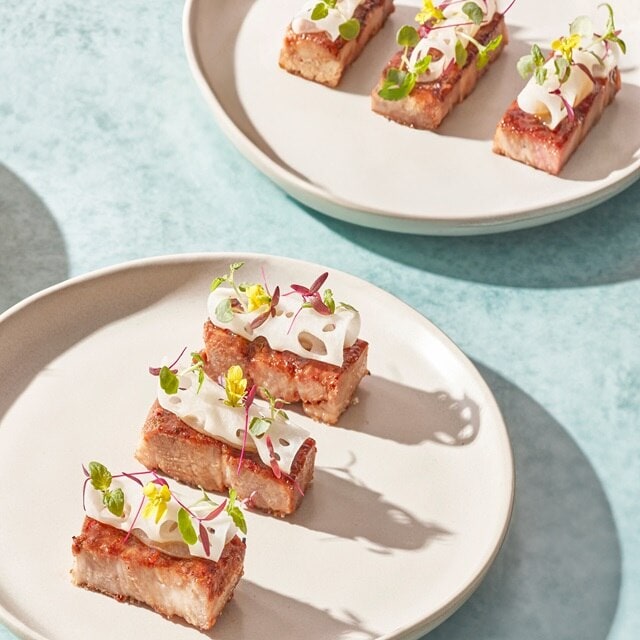 Karamellisierter Schweinshals mit Mala-Lotuswurzel und eingelegten Pflaumen